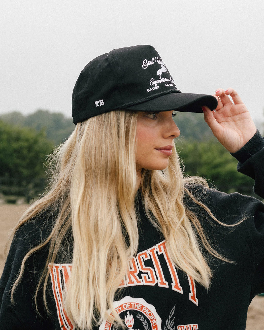 the logo trucker - black